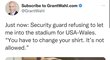 Na zápas USA - Wales si Grant Wahl chtěl vzít duhové tričko a   u pořadatelů narazil