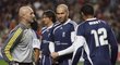 Tým Zidaneho a přátel nastupoval ve velmi silném složení. V brance Barthez, v záloze Zidane, v útoku Henry...