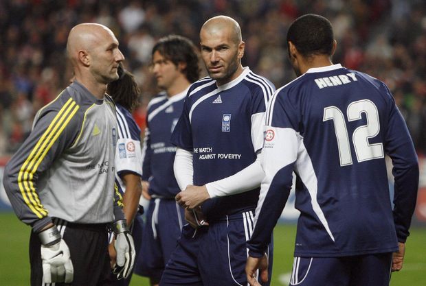 Tým Zidaneho a přátel nastupoval ve velmi silném složení. V brance Barthez, v záloze Zidane, v útoku Henry... Tým Zidaneho a přátel nastupoval ve velmi silném složení. V brance Barthez, v záloze Zidane, v útoku Henry...