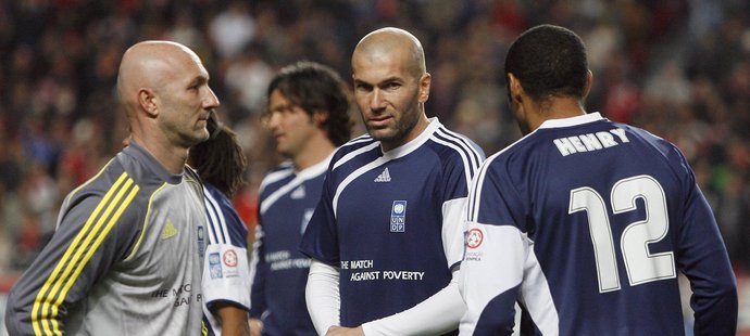 Tým Zidaneho a přátel nastupoval ve velmi silném složení. V brance Barthez, v záloze Zidane, v útoku Henry...