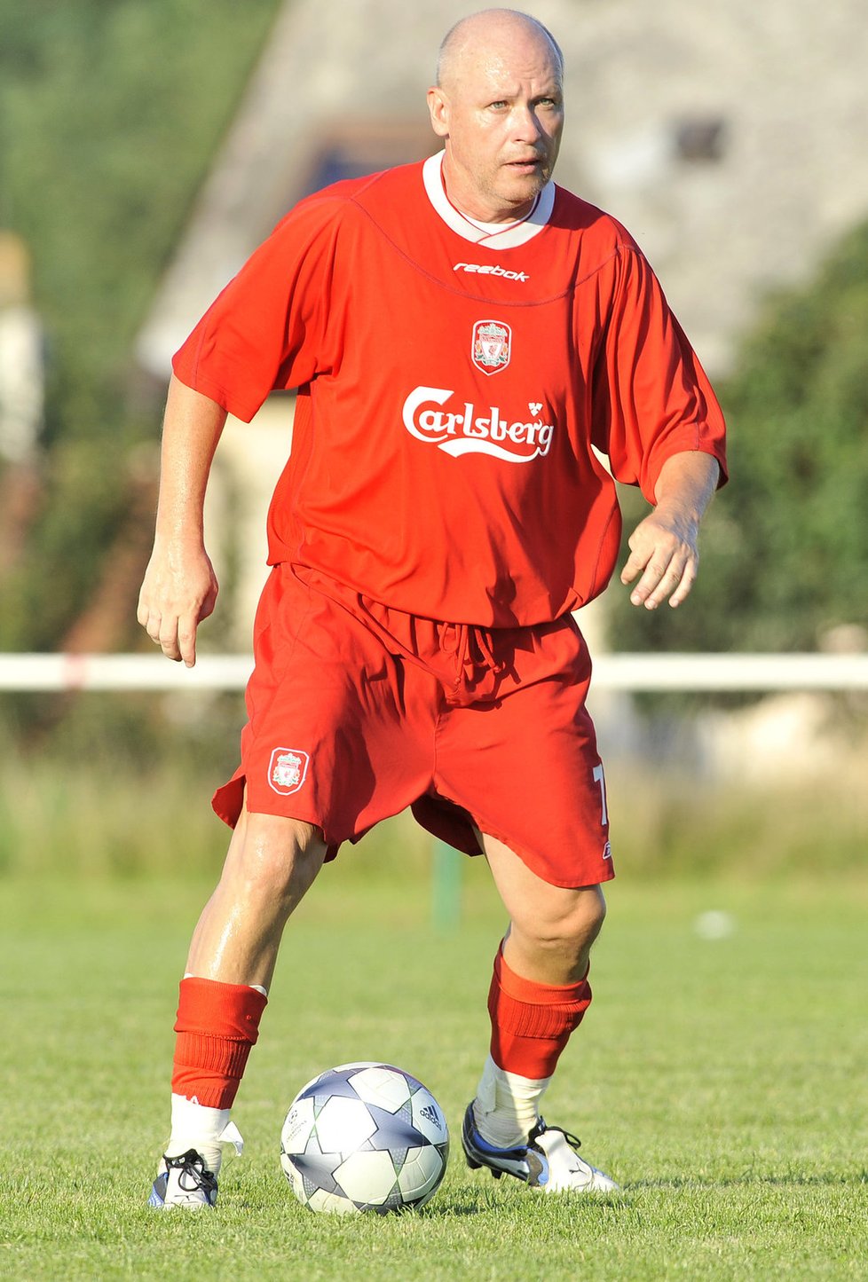 Ivan Hašek v liverpoolském dresu Dolních Chaber. Jedna z nejvýraznějších fotbalových tváří  posledních desetiletí, bývalý reprezentant, úspěšný trenér a bývalý šéf fotbalového svazu slaví 6. září padesátiny.