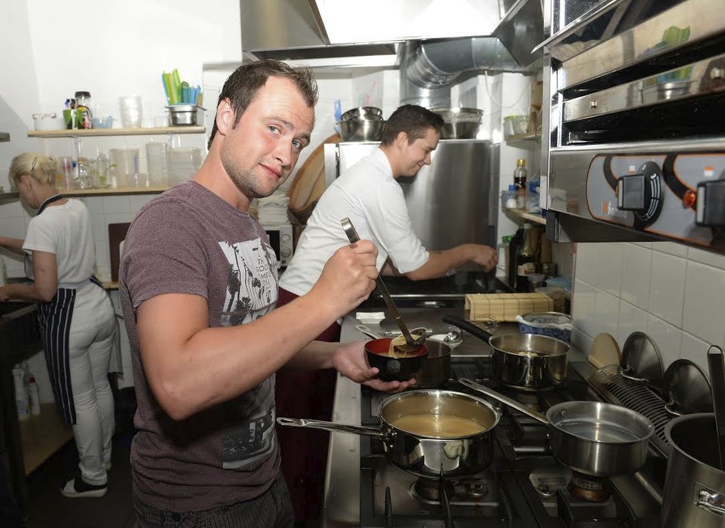 Ivan Hašek se neztratí ani při práci v kuchyni