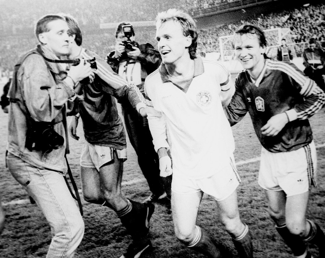 Po vítězství nad Portugalskem 2:1 v kvalifikaci MS 1990 slaví spolu s Michalem Bílkem