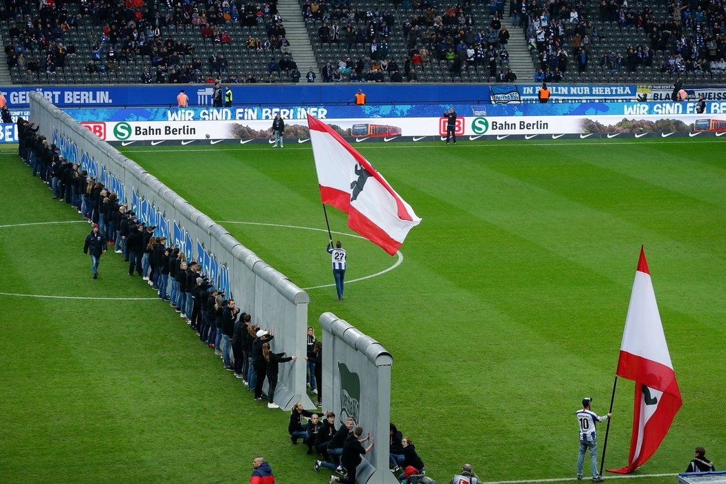 Fanoušci na stadionu nejdřív postavili a pak zbourali Berlínskou zeď