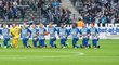 Zámořské gesto protestu v Německu! Fotbalisté Herthy Berlín včetně Vladimíra Darida klečí před zápasem se Schalke.