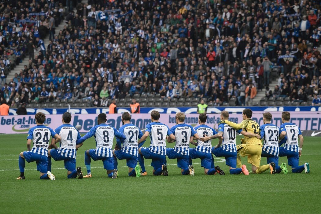 Fotbalisté Herthy Berlín poklekli před začátkem zápasu se Schalke