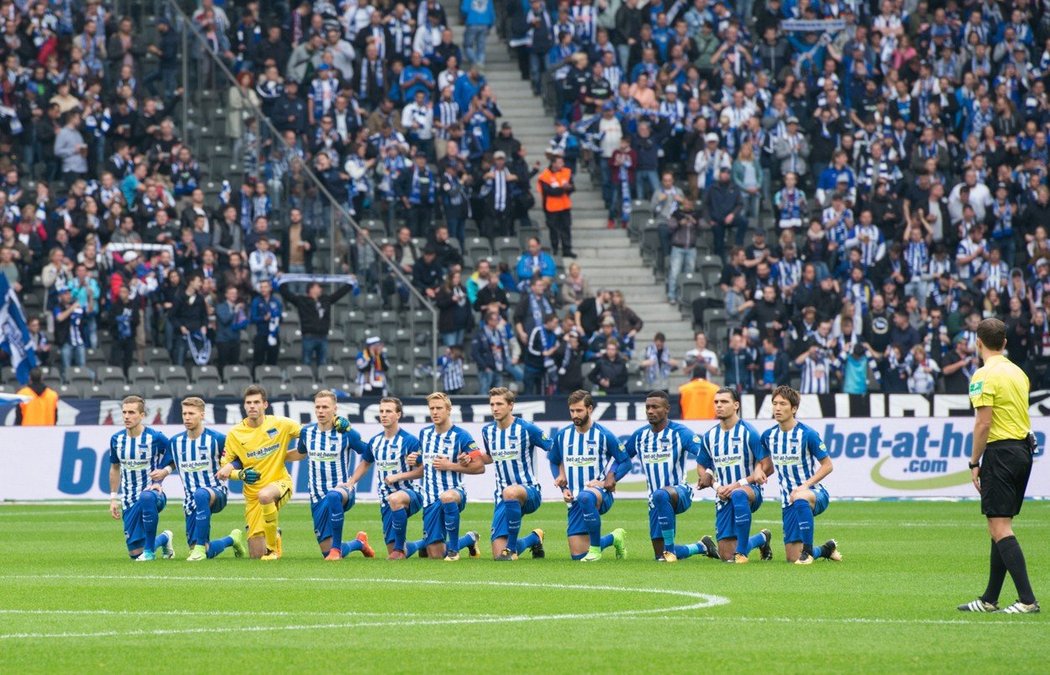 Zámořské gesto protestu v Německu! Fotbalisté Herthy Berlín včetně Vladimíra Darida klečí před zápasem se Schalke.