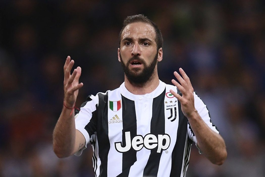 Kanonýr Gonzalo Higuaín je podle italských médií na odchodu do AC Milán