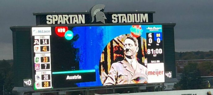 Před zápasem se na obří obrazovce objevil Adolf Hitler