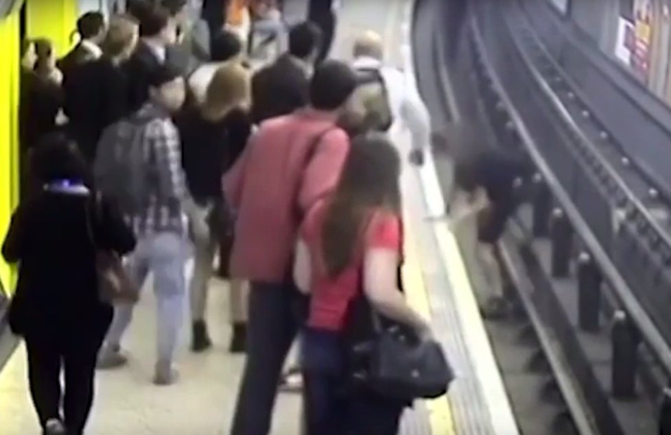 Muž strčil jiného pod metro, protože si myslel, že fandí znepřátelenému týmu.
