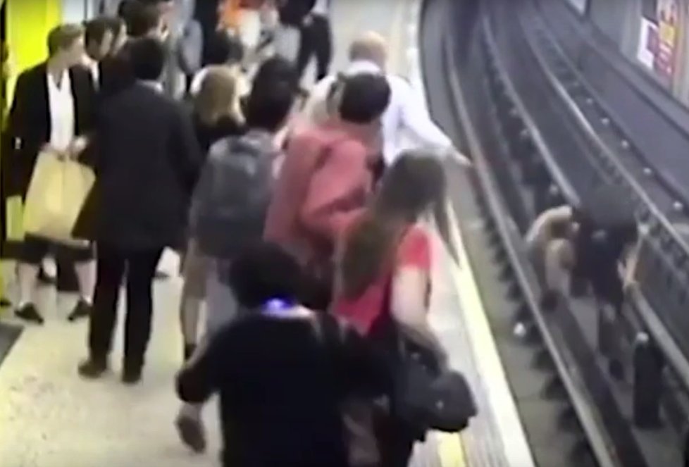 Muž strčil jiného pod metro, protože si myslel, že fandí znepřátelenému týmu.