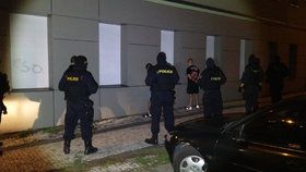 Policisté zadrželi několik fotbalových fanoušků.