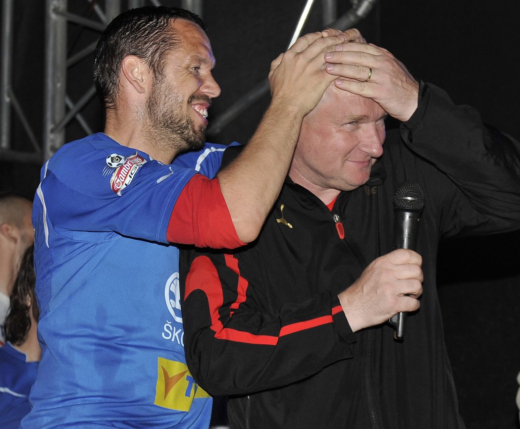 Ve víru oslav po prvním plzeňském titulu. Pavel Horváth kryje hlavu ostříhaného trenéra Pavla Vrby.