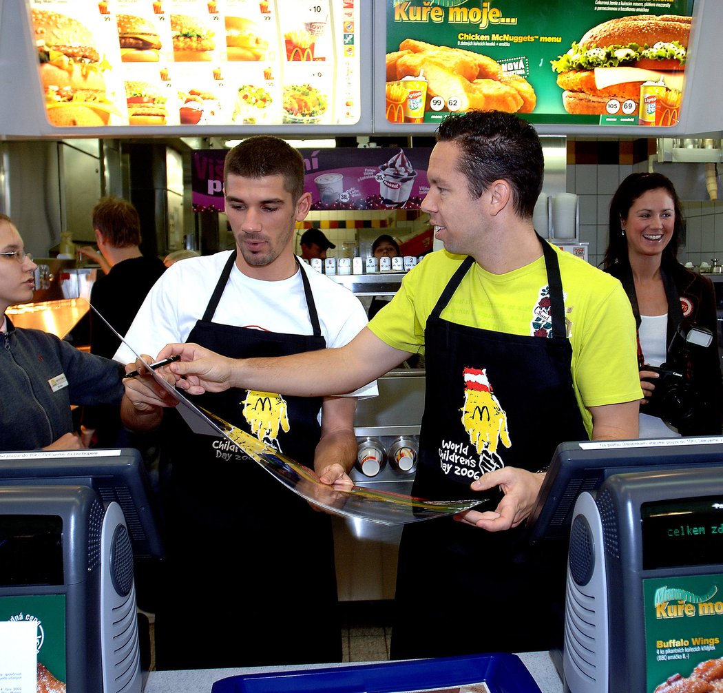 Jan Rezek a Pavel Horváth prodávají v McDonaldu na Letné