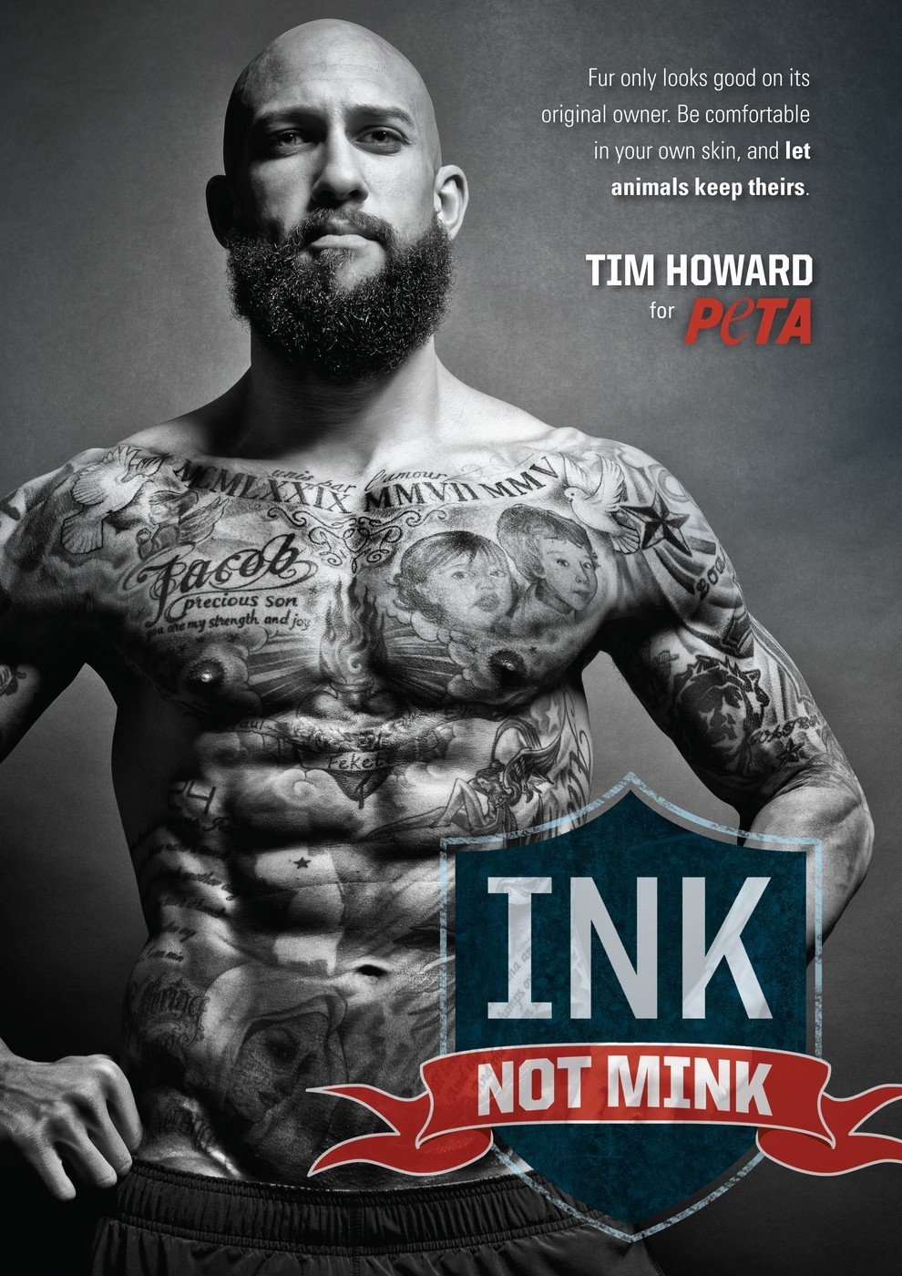 Brankář Evertonu Tim Howard se svým tělem příliš nevytahuje, ale klidně by mohl. Na to, že mu je 35 let, se udržuje v neuvěřitelné formě. Jeho velkou vášní jsou tetování, která vypracované tělo překrývají.
