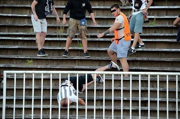 Bezvládný fanoušek spadl na betonové schody.