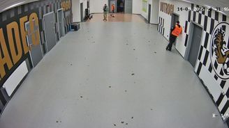 Dění na chodbě hradeckého stadionu: Sabou prochází, za chvíli jde za ním Priske Dění na chodbě hradeckého stadionu: Sabou prochází, za chvíli jde za ním Priske