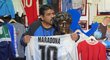 Hugo Maradona v muzeu věnovaném památce jeho bratra Diega
