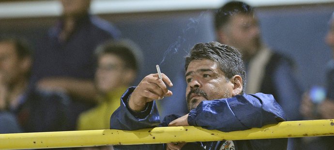 Hugo Maradona na tribuně jednoho z italských stadionů s cigaretou v ruce