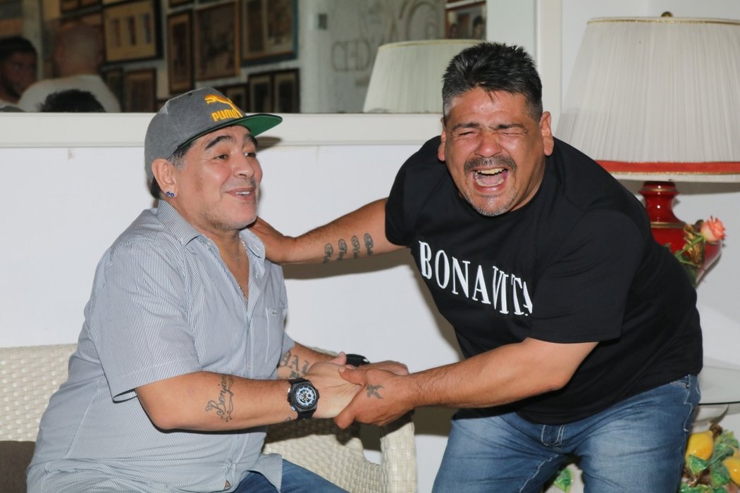 Hugo Maradona se svým sourozencem Diegem