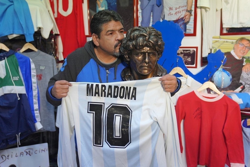 Hugo Maradona v muzeu věnovaném památce jeho bratra Diega