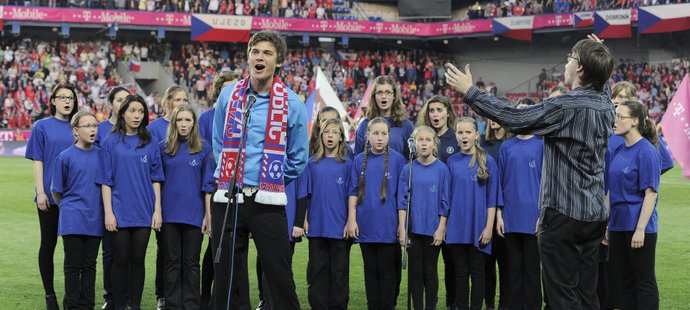 Vojta Dyk zpívá českou hymnu před zápasem fotbalové reprezentace