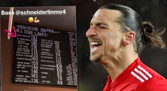 Bowling v Manchesteru. Rooneyho žena je lepší než Ibrahimovic