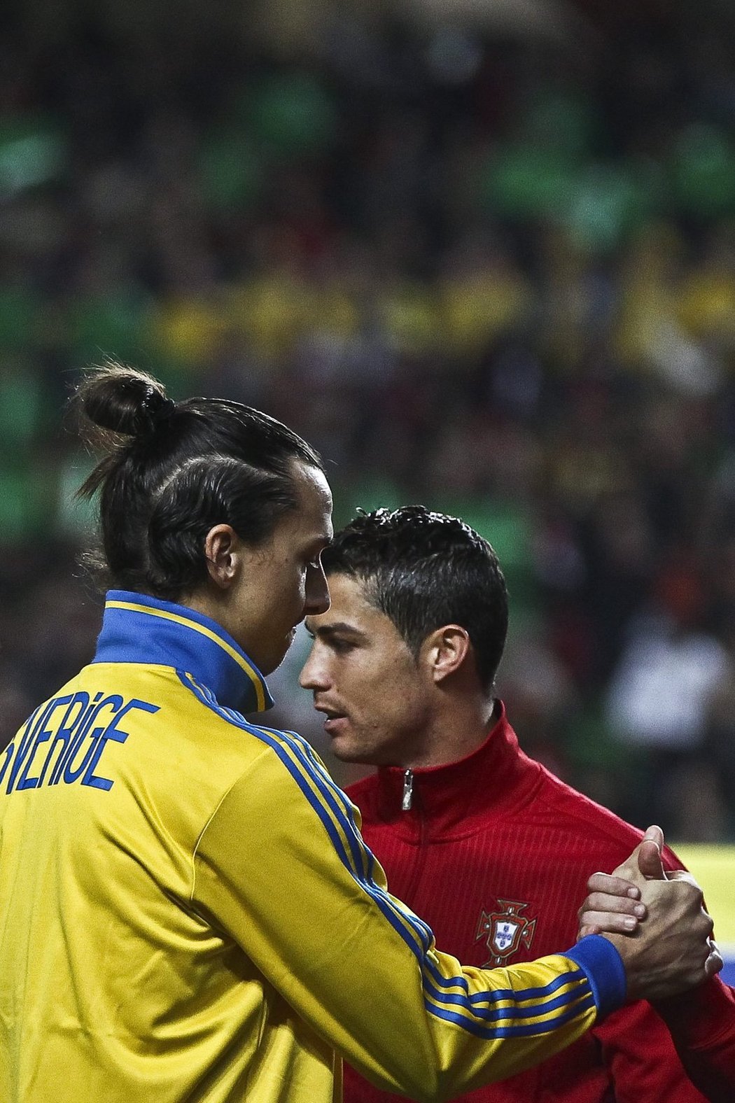 Zlatan Ibrahimovic a Cristiano Ronaldo se zdraví před začátkem barážového zápasu