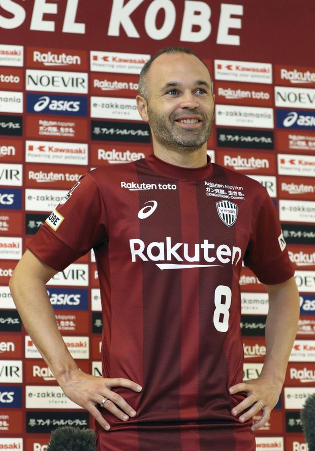 Andrés Iniesta v dresu Kóbe, kde po minulé sezoně skončil. Svou budoucnost zvažuje Andrés Iniesta v dresu Kóbe, kde po minulé sezoně skončil. Svou budoucnost zvažuje