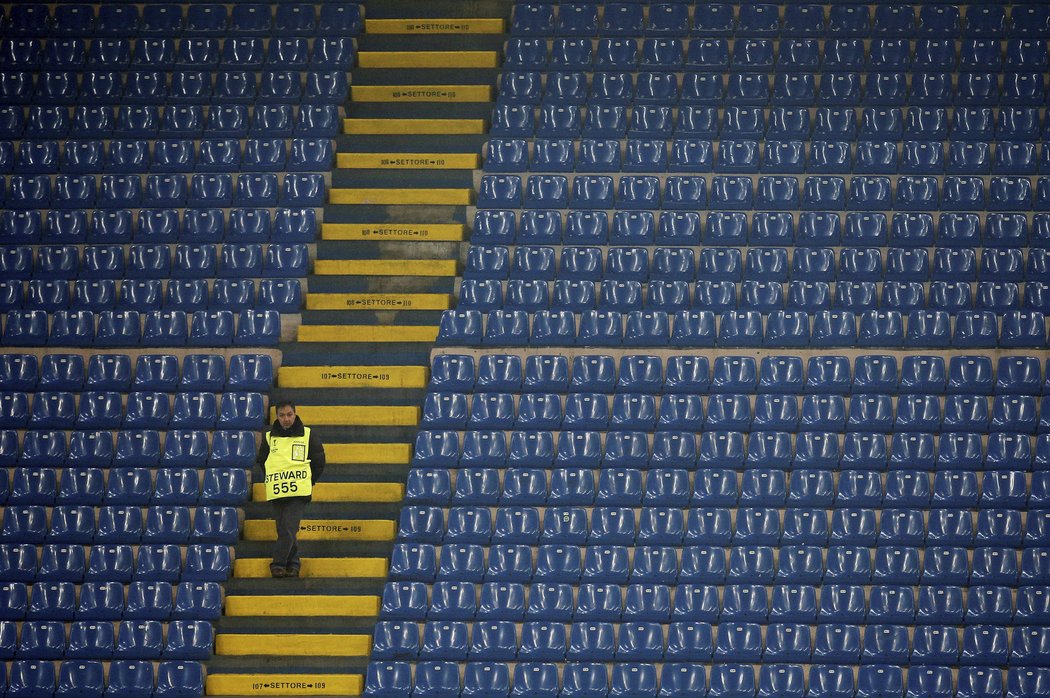 Prázdné tribuny na stadionu San Siro při zápase Interu Milán se Spartou