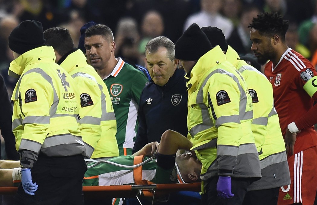 Zraněného kapitána irských fotbalistů Seamuse Colemana odnáší z hřiště