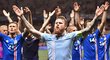 Fotbalisté Islandu slaví s fanoušky