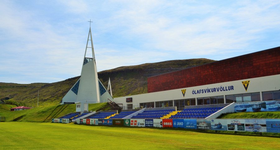 Stadion Vikinguru Olafsvík se nachází v kouzelné krajině