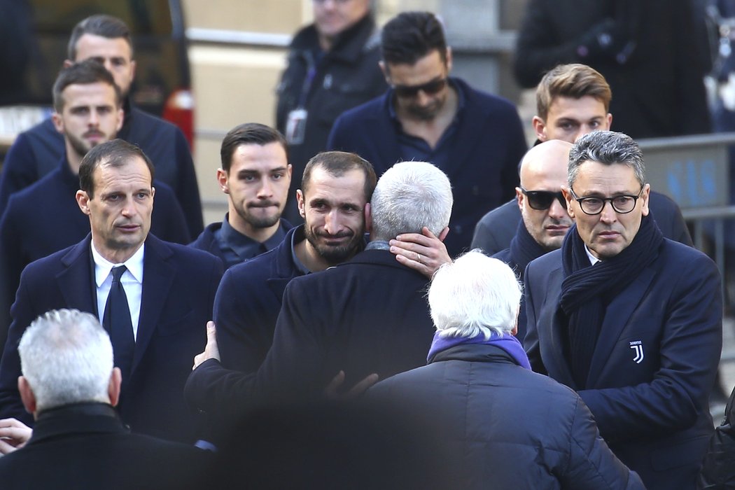 Včera zastavoval útočníky Tottenhamu, dnes přijel bek Juventusu Chilellini na pohřeb Astoriho.