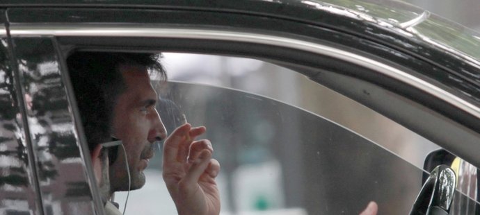Buffon si užívá doušků z cigarety.