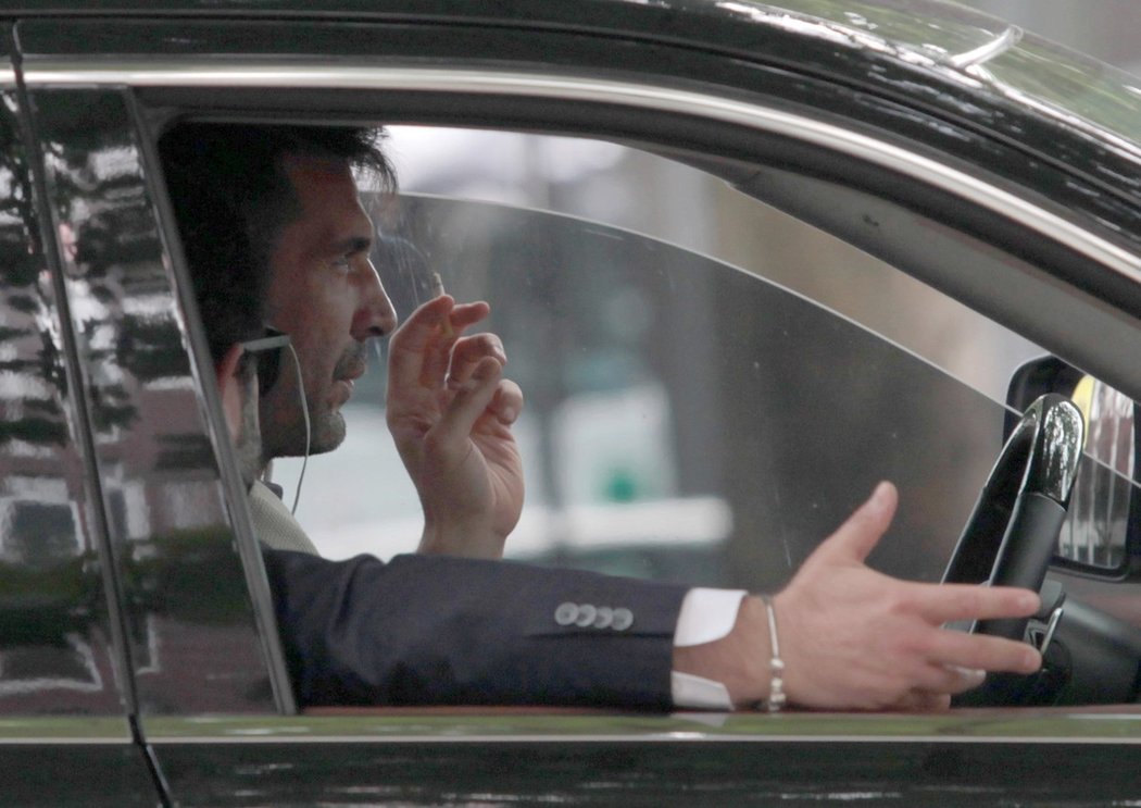 Buffon si užívá doušků z cigarety.