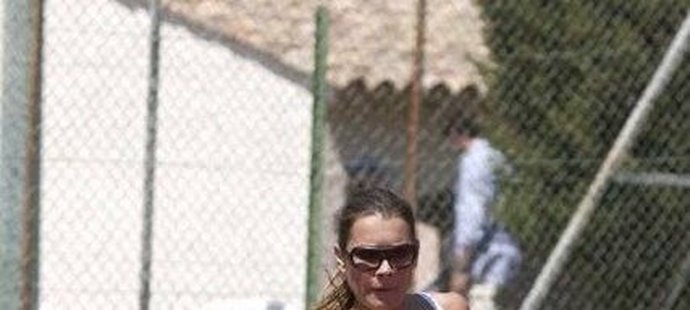 Alena Šeredová je poprvé v létě bez Buffona. Volno tráví na tenisovém kurtu a bez dětí.