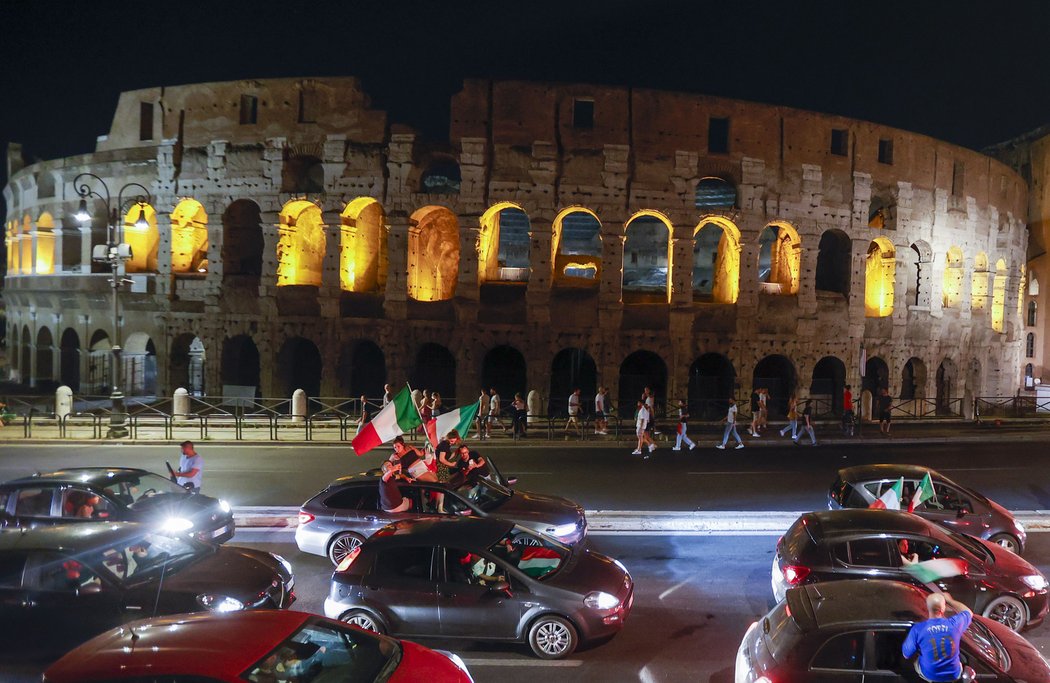 Oslavy italských fanoušků před slavným Koloseem v Římě