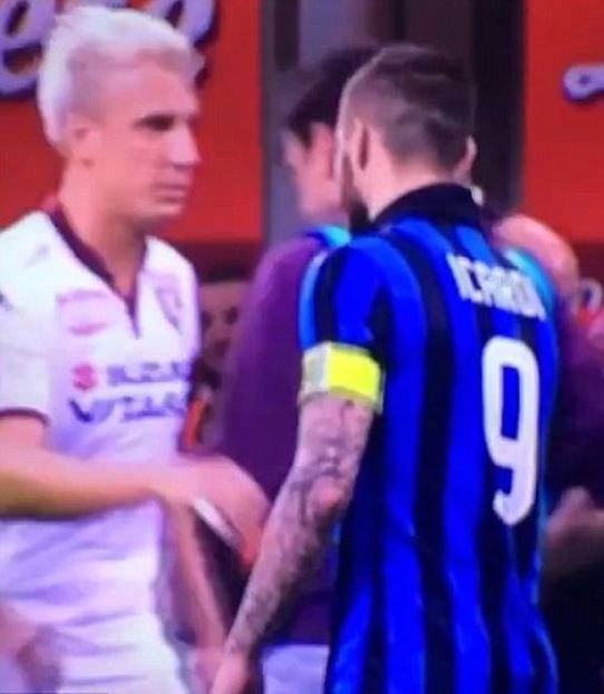 Icardi podává Lópezovi ruku, ten uhýbá.