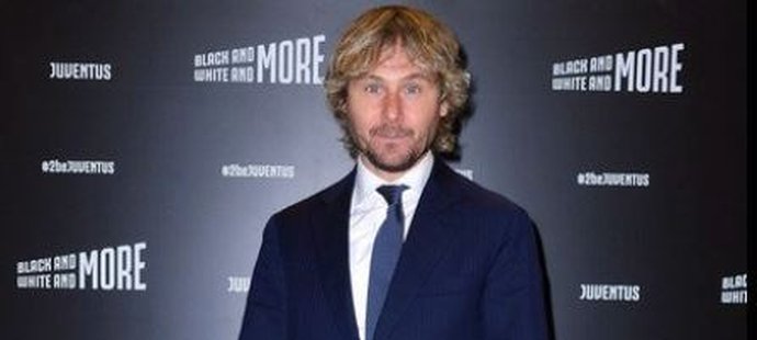 Pavel Nedvěd oblékl sako, pak představil nové logo Juventusu.