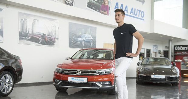 Fotbalový talent Schick má šik auto. Bude ho mít jako domácí jistotu