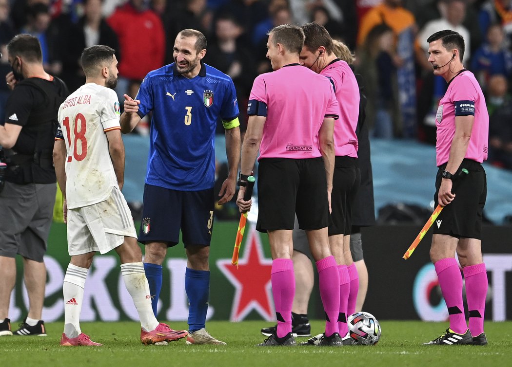 Italský kapitán Giorgio Chiellini v žertové náladě před penaltovým rozstřelem se španělským protějškem Jordim Albou