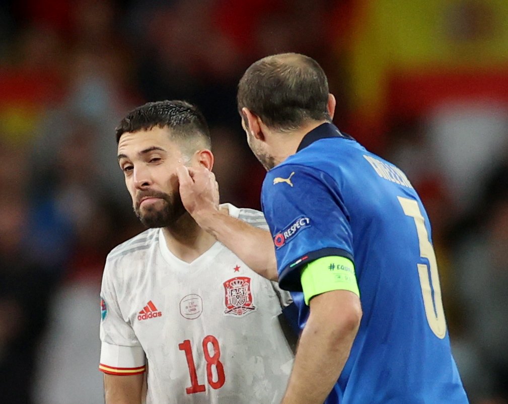 Italský kapitán Giorgio Chiellini v žertové náladě před penaltovým rozstřelem se španělským protějškem Jordim Albou