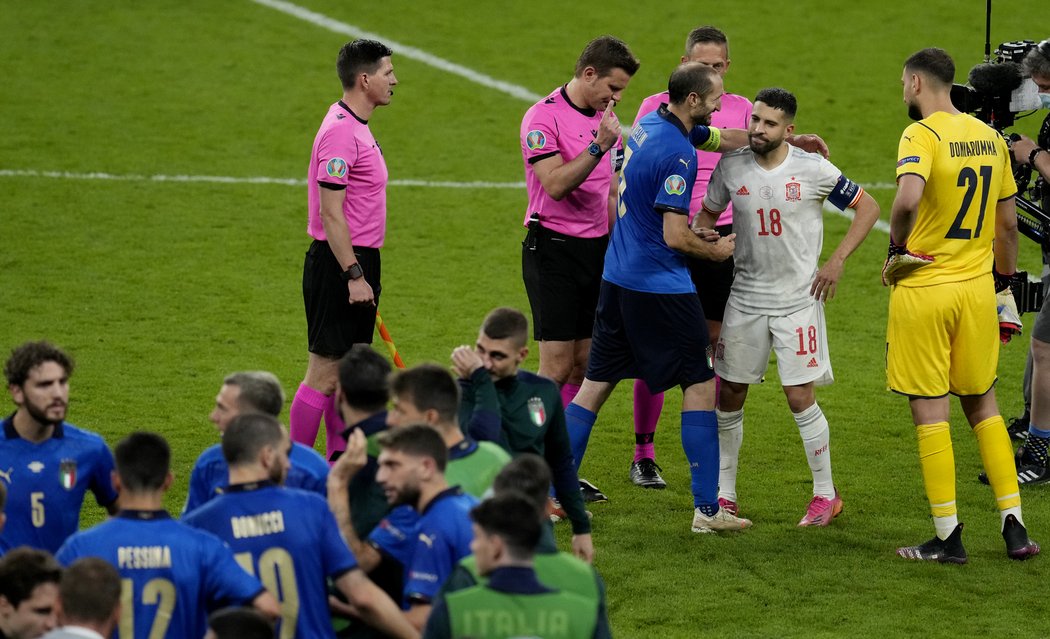 Italský kapitán Giorgio Chiellini v žertové náladě před penaltovým rozstřelem se španělským protějškem Jordim Albou