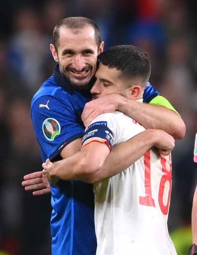 Došlo i na obětí. Italský kapitán Giorgio Chiellini v žertové náladě před penaltovým rozstřelem se španělským protějškem Jordim Albou.