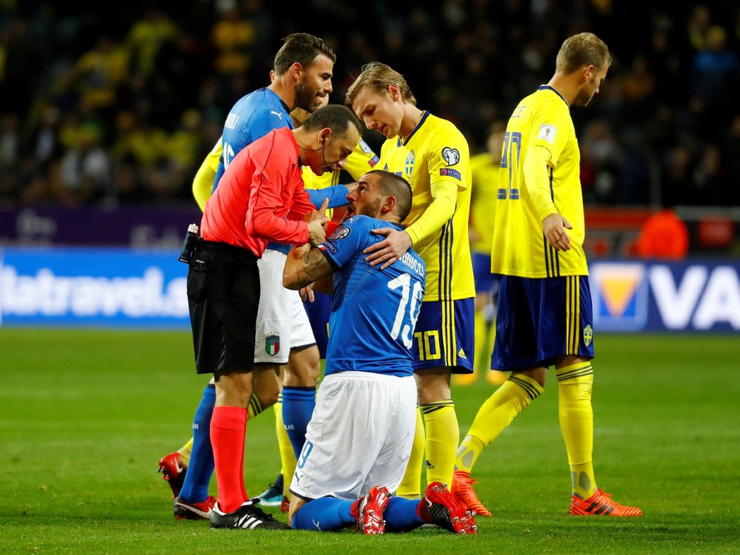 Faulovaný Leonardo Bonucci v diskuzi se sudím