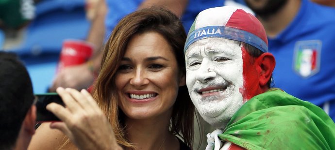 Který italský fanoušek by nechtěl mít společný snímek s Alenou Šeredovou?
