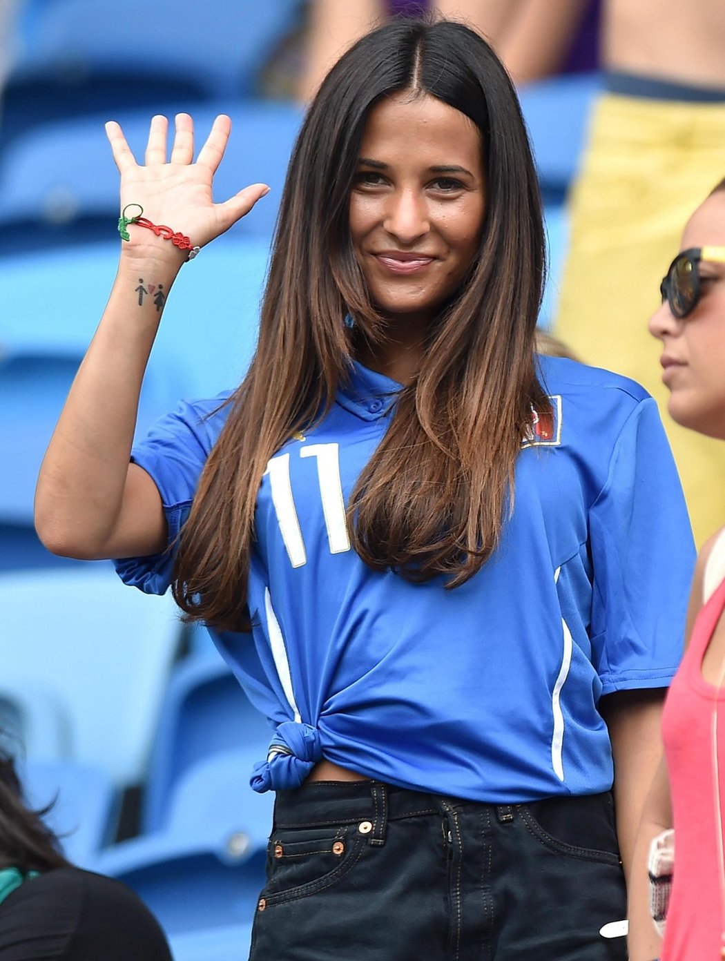 Přítelkyně útočníka Alessia Circiho Federica Riccardi při zápase s Uruguayí
