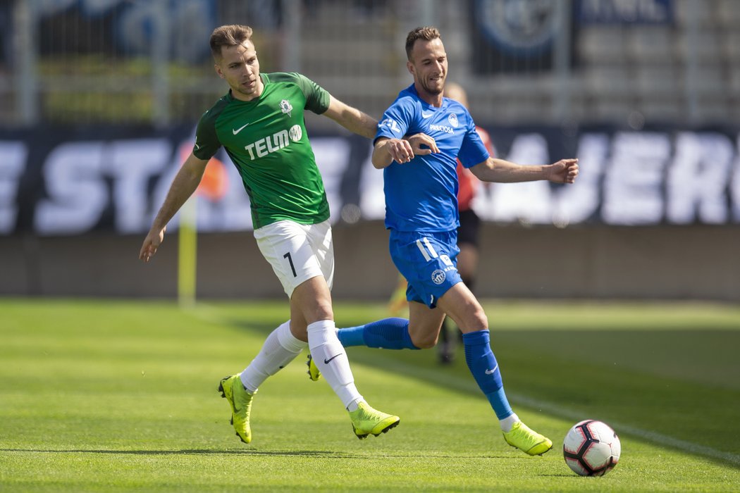 Jakub Považanec z Jablonce a Matěj Hybš z Liberce v podještědském derby