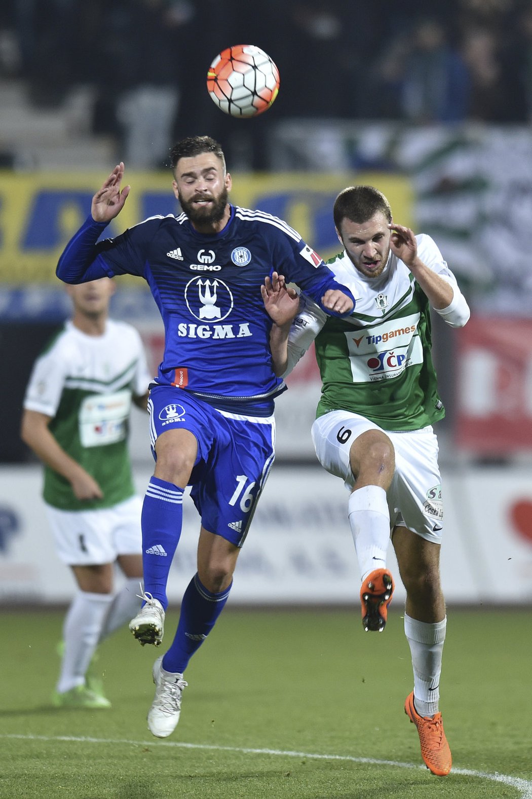 Hlavičkový souboj v zápase Jablonec - Olomouc